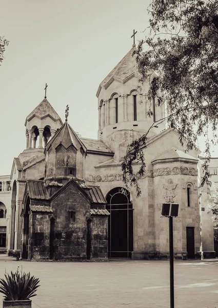 Şehir Konsepti Fotoğraflı Eski Bir Kilise Arka Planda Açık Gökyüzü — Stok fotoğraf