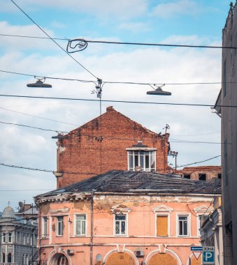 Baharda Harkiv 'de hasar görmüş eski bir mimari. Ukrayna 'da şehir fotoğrafı. Savaş sırasında şehir hayatı vardı. Duvar kağıdı ve seyahat günlüğü için yüksek kaliteli resim.