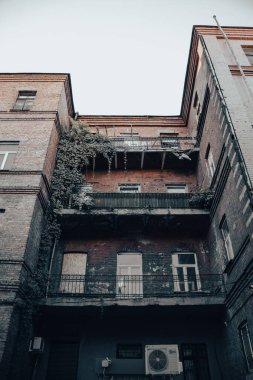 Sabah Kharkiv şehir merkezi binaları ve manzara fotoğrafları. Eski binalarla dolu tarihi bir merkez. Şehir avlusunda. Duvar kağıdı ve seyahat günlüğü için yüksek kaliteli resim.