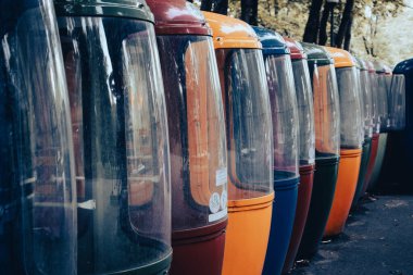 Ukrayna, Kharkiv 'deki savaş sırasında terk edilmiş füniküler araç. Parkland 'da sokak manzarası. Duvar kağıdı ve seyahat günlüğü için yüksek kaliteli resim.