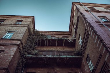 Baharda Harkiv 'de hasar görmüş eski bir mimari. Ukrayna 'da şehir fotoğrafı. Savaş sırasında şehir hayatı vardı. Duvar kağıdı ve seyahat günlüğü için yüksek kaliteli resim.