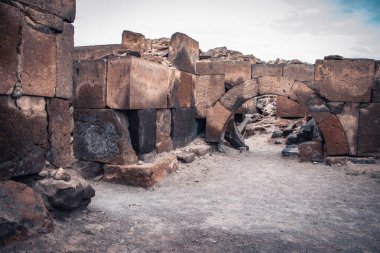 Eski bir Hıristiyan tapınağının yıkıntıları duvar resmini kapatın. Çökmüş kilise. Ermenistan 'daki Zvartnos tapınağı. Dergi ve makale için yüksek kaliteli resim