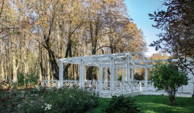 Halka açık bir bahçe parkı konsept fotoğrafında çardak. Şehir hayatı işte. Avrupa 'nın Parkland' ı. Duvar kağıdı için yüksek kaliteli altanka resmi
