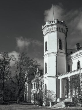 Eski sarayın siyah beyaz konsept fotoğrafı. Ukrayna 'nın Harkov bölgesindeki Beyaz Saray. Ortaçağ şatosu kuleleri. Avrupa 'da güzel bir tarihi bina.