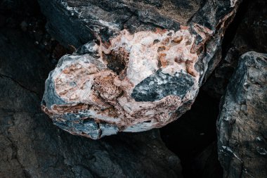 Açık gri kaya desenli konsept fotoğraf. Dağ engebeli. Tasarım için taş arkaplanı kapat. Duvar kâğıdının doğasında var. Duvar kağıdı ve seyahat günlüğü için yüksek kaliteli resim