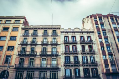 Rambla caddesindeki tarihi bina görüntüsü. Barcelona 'da gün batımında alt sokak manzarası, İspanya fotoğrafı. Güzel şehir manzarası fotoğrafları. Sokak sahnesi. Duvar kağıdı için yüksek kaliteli resim, makale