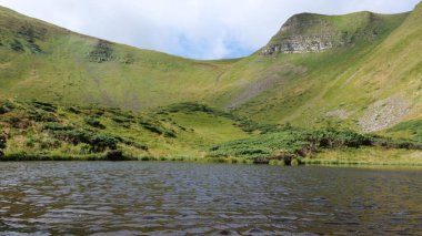Dağlarda yürüyüş ve güzel bir manzara Karpatyalı