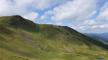 Dağlarda yürüyüş ve güzel bir manzara Karpatyalı