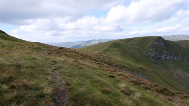Dağlarda yürüyüş ve güzel bir manzara.