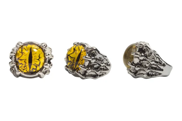 Alevli sarı kedi ya da ejderha gözlü gotik bir yüzük. Üç manzaralı, izole edilmiş. Cadılar Bayramı aksesuarı.