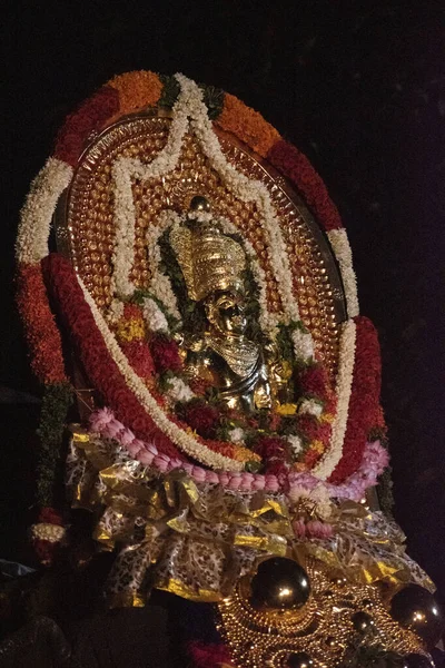 象の頂上にあるムクセナラ スリー クリシュナ神殿のティルヴァバナラムの写真 ティルヴァバナラムは 毎年恒例の祭りの間に寺院の儀式によって着用される神聖な装飾です — ストック写真