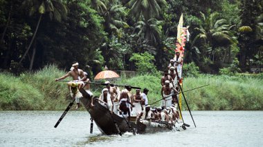 Aranmula Bot yarışındaki bir teknenin resmi. Aranmula Tekne Festivali, Hindistan 'ın güneybatısındaki Kerala eyaletinin en eski tekne festivali.. 