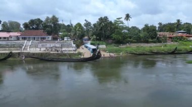 Hindistan 'ın Aaranmula şehrinden alınan 08 / 17 / 2023 tarihli İHA sarhoşluğu, Pamba nehrindeki Chundan Vallam olarak da bilinen Yılan teknesinde kürek çeken kürekçileri gösteriyor. Kerala 'da Onam sırasında düzenlenen bir festival etkinliğidir.