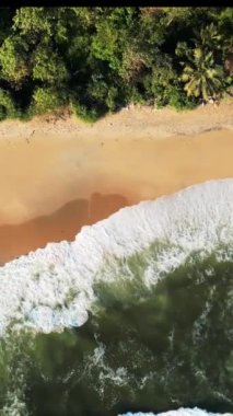 17 / 11 / 2023 'te Hindistan' ın Kerala kentindeki Varkala uçurumundan insansız hava aracı görüntüleri.