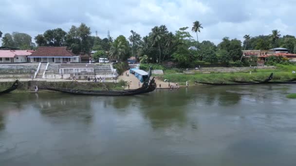 2023 インドのケラララ州アラランから撮影されたドローンは パンバ川のシャンティバラムとも呼ばれるスネークボートでオルメンが漕いでいるグループを示しています ケララ州のオナムで行われた祭り活動です — ストック動画