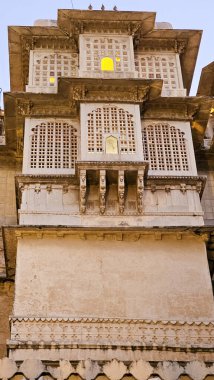 A picture of a building in Udaipur palace which shows the beautiful architecture high is unique to Rajasthan clipart