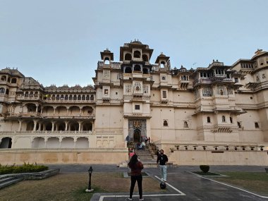 Udaipur Sarayı 'ndaki güzel mimarinin Rajasthan' a özgü olduğunu gösteren bir binanın resmi.