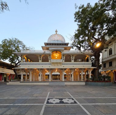 A picture of a stage outside Udaipur palace which shows the beautiful architecture high is unique to Rajasthan clipart