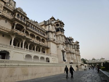 Udaipur Sarayı 'ndaki güzel mimarinin Rajasthan' a özgü olduğunu gösteren bir binanın resmi.