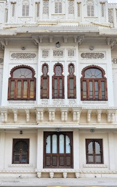 Udaipur Sarayı 'nın eşsiz mimarisini gösteren bazı pencerelerinin fotoğrafı. 