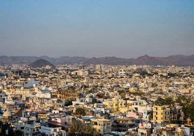 Udaipur şehrinin bir akşam Rajasthan, Hindistan 'da çekilmiş bir fotoğrafı.