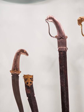 Rajput kılıcının, bir keçi ve güvercin başı olarak tasarlanmış bir resmi 16. yüzyıldan 20. yüzyıla kadar Rajput 'taki Mewar ordusundaki silahlardı. 