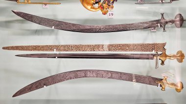 Rajput Thalwar 'ın kılıcın içine oyulmuş bir resmi, 16. yüzyıldan 20. yüzyıla kadar Rajasthan' daki Mewar ordusundaydı. 