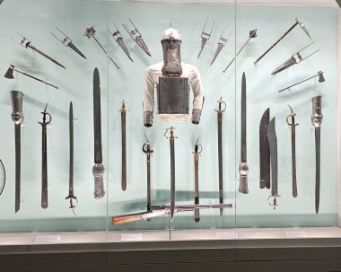 Bir zırh resmi ve mızrak gibi farklı silahlar, Hint Katar Hançeri, Thalwar, 16. yüzyıldan 20. yüzyıla kadar Rajasthan 'daki Mewar ordusunda kullanılan bıçaklar ve tüfekler.   