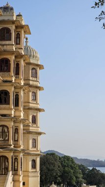 Udaipur Sarayı 'ndaki güzel mimarinin Rajasthan' a özgü olduğunu gösteren bir binanın resmi.