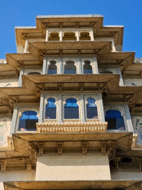 Udaipur Sarayı 'ndaki güzel mimarinin Rajasthan' a özgü olduğunu gösteren bir binanın resmi.