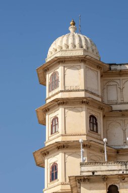 Udaipur Sarayı 'ndaki güzel mimarinin Rajasthan' a özgü olduğunu gösteren bir binanın resmi.