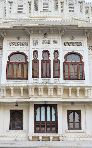 Udaipur Sarayı 'nın eşsiz mimarisini gösteren bazı pencerelerinin fotoğrafı. 