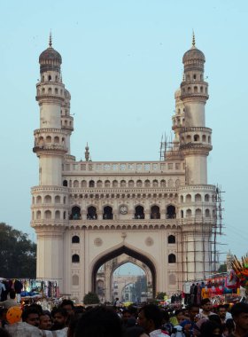 Iconic Charminar 'ın bir resmi: Hyderabad' ın Zengin Tarihi ve Canlı Kültürü 'nün Ebedi Sembolü, Şehrin Kalbinde Görkemli Bir Duruş