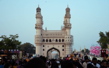 Iconic Charminar 'ın bir resmi: Hyderabad' ın Zengin Tarihi ve Canlı Kültürü 'nün Ebedi Sembolü, Şehrin Kalbinde Görkemli Bir Duruş