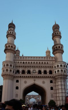 Iconic Charminar 'ın bir resmi: Hyderabad' ın Zengin Tarihi ve Canlı Kültürü 'nün Ebedi Sembolü, Şehrin Kalbinde Görkemli Bir Duruş