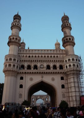 Iconic Charminar 'ın bir resmi: Hyderabad' ın Zengin Tarihi ve Canlı Kültürü 'nün Ebedi Sembolü, Şehrin Kalbinde Görkemli Bir Duruş