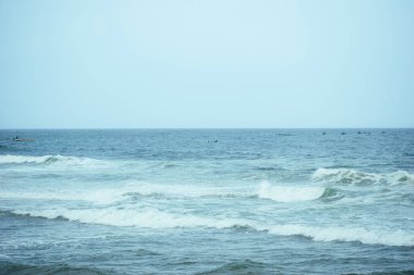 Geleneksel balıkçılar Kovalam, Kerala, Hindistan 'ın kayalık kıyılarında kürek çekiyorlar. Sahil hayatı ve asırlık balıkçılık tekniklerini yansıtan sakin bir sahne, Sony Alpha A7 III 'te çekildi.