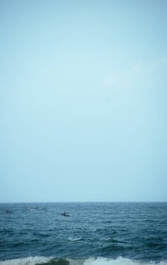 Geleneksel balıkçılar Kovalam, Kerala, Hindistan 'ın kayalık kıyılarında kürek çekiyorlar. Sahil hayatı ve asırlık balıkçılık tekniklerini yansıtan sakin bir sahne, Sony Alpha A7 III 'te çekildi.