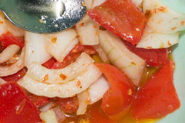  Kreol sosu, soğan, biber, kaşık, örtü      