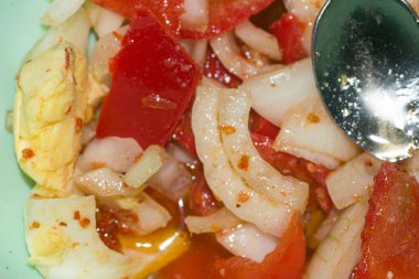 Kreol sosu, soğanlı biber, domates ve sirke.