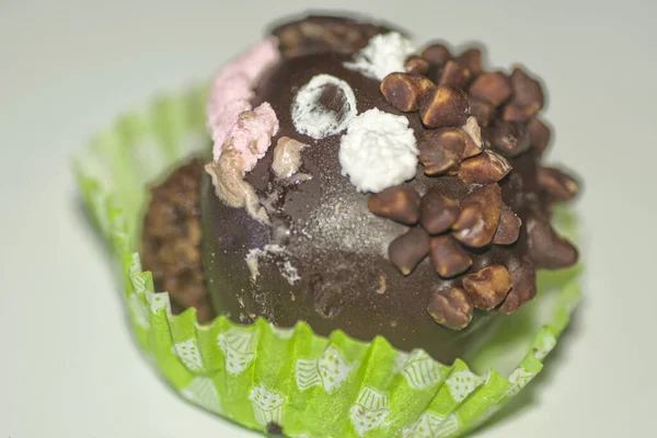 Schokoladenkuchen Auf Einem Grünen Korb — Stockfoto