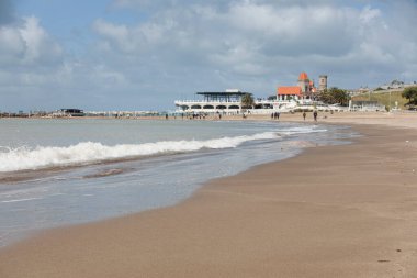 Mar del Plata plajları ve Torreon del Monje restoranı  