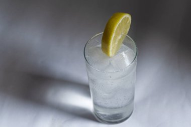 Alkolik limon dilimli cin tonik kokteyli