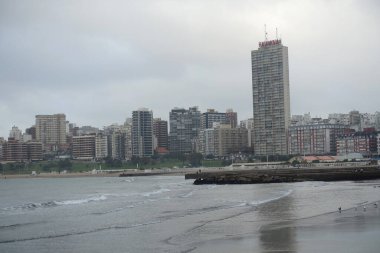  Mar del Plata deniz manzarası Sahili, gökdelenler, deniz ve gökyüzü 