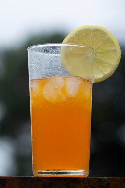 Buzlu ve portakal dilimli portakal suyu