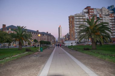Mar del Plata şehir manzarası, palmiyeli park, Buenos Aires, Arjantin