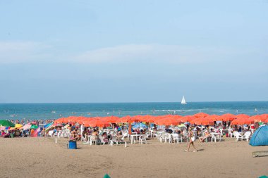 Mar del Plata 'da plaj Denizde yelkenli tekne