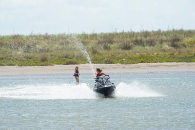 Mar Chiquita gölünde jet ski, Buenos Aires, Arjantin                                        