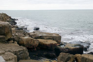 Mar del Plata, Buenos Aires, Arjantin 'de kıyı şeridi, deniz ve gökyüzü kayalık. 