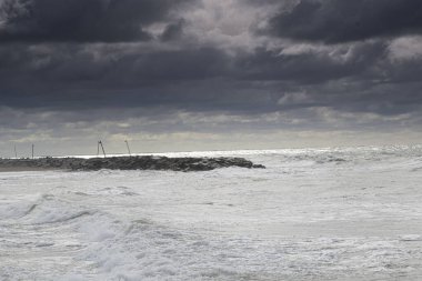 Kıyıda fırtınalı hava Kara bulutlar
